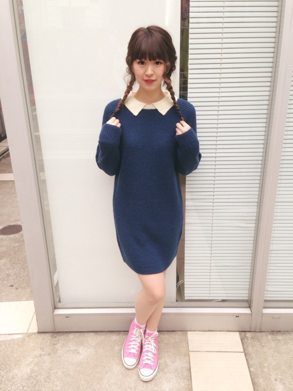 「オルチャンファッション、コンバース、セミロングヘアー」｜「WEGOのアイテム（ワンピース、ブルー系）」を使った、まなみさん（レディース・165cm）の冬コーディネートの1枚目の写真