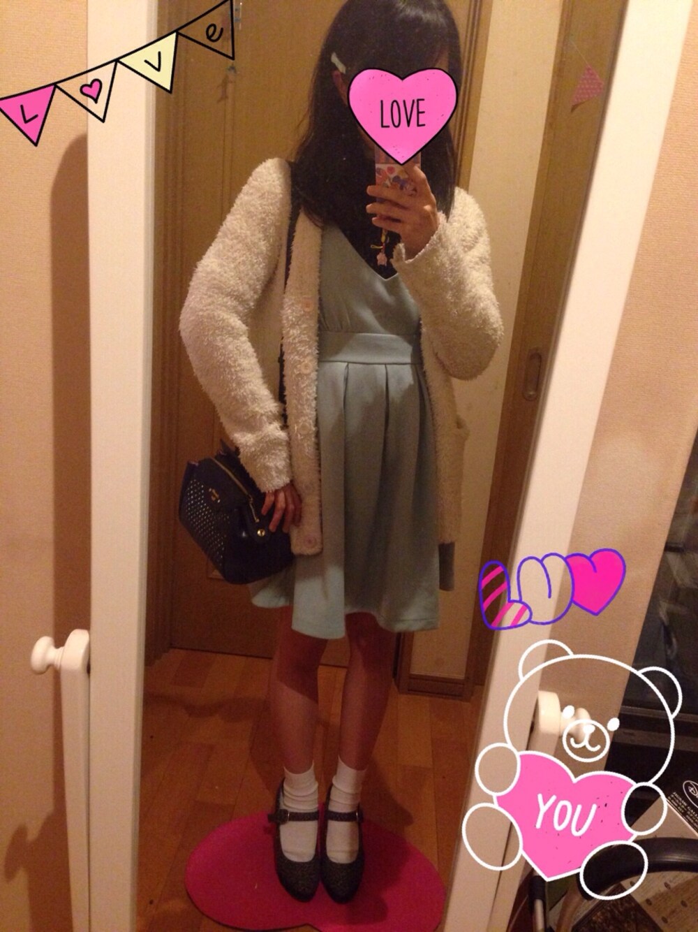 「ワンピース、ミントグリーン、プチタートル、タートルネック、モコモコアウター、くつした×パンプス、パンプス、ショルダーバッグ、リボンバレッタ」｜「Heatherのリブハイネックニット（ニット/セーター、ブラック系）」を使った、パルさん（レディース・155cm）の冬コーディネートの1枚目の写真