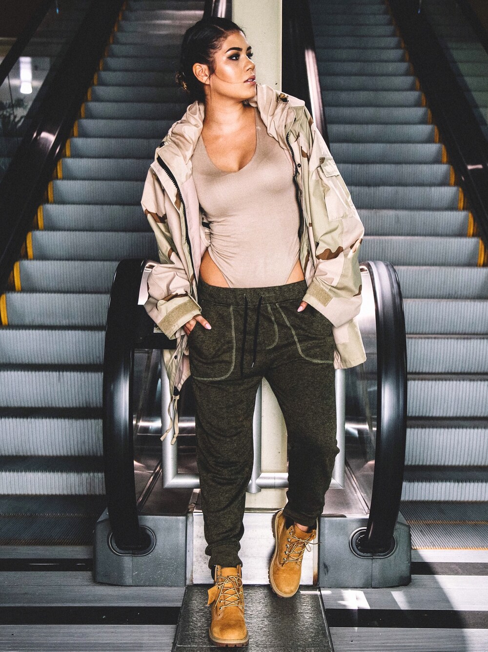 「sweats_teenvogue、ootd、casual、streetstyle、boots、sexy、ootn、swag」｜「URBAN OUTFITTERSのアイテム（パンツ、グリーン系）」を使った、OnFleekWithMeeksさん（レディース・168cm）の秋コーディネートの1枚目の写真