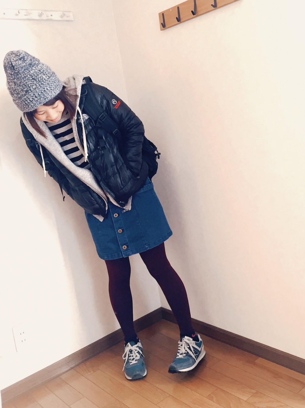 「ニューバランス、バックパック、ダウンジャケット、THE NORTH FACE、パーカー、ユニクロ、タイツ×靴下、無印良品、ナイキソックス、前ボタンスカート」｜「WEGOの2000円でゲット〜♪❤️❤️❤️（デニムスカート、ブルー系）」を使った、あゆさん（レディース・157cm）の冬コーディネートの1枚目の写真