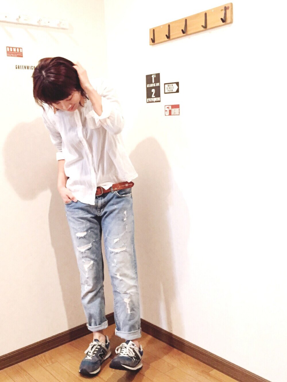 「白シャツ、デニム、earth music&ecology、ZARA、New Balance、春コーデ、シンプル、ピアス、ドラフトEM、カジュアル」｜「earth music&ecologyの【2016Summer】【シャキシャキシャツ!】 コットンリネン（シャツ/ブラウス、ホワイト系）」を使った、あゆさん（レディース・157cm）の春コーディネートの1枚目の写真