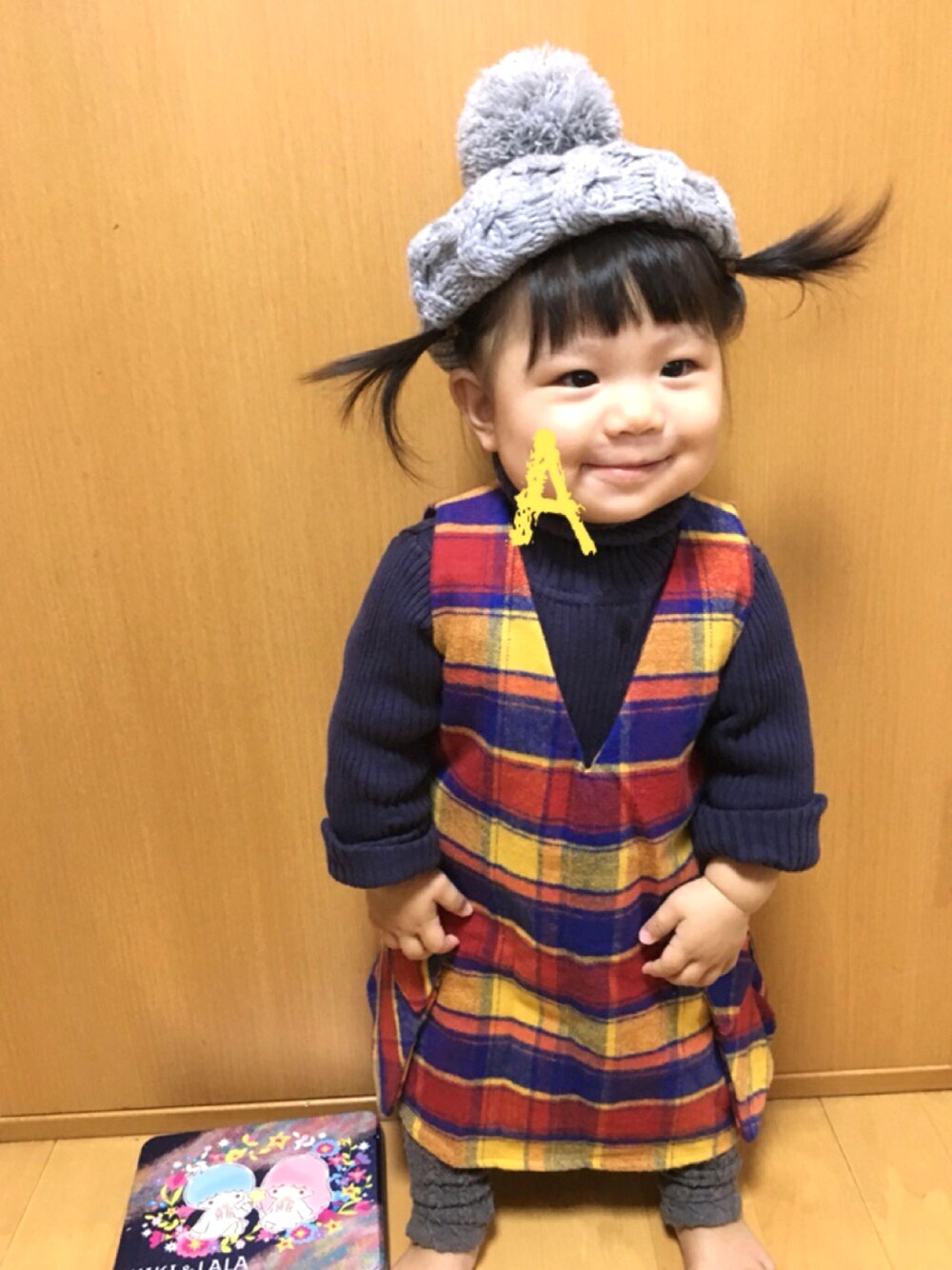 ブルー系のニット/セーター、イエロー系のサロペット/オーバーオール、グレー系のハンチング/ベレー帽を着用したキッズの冬コーディネートの1枚目の写真