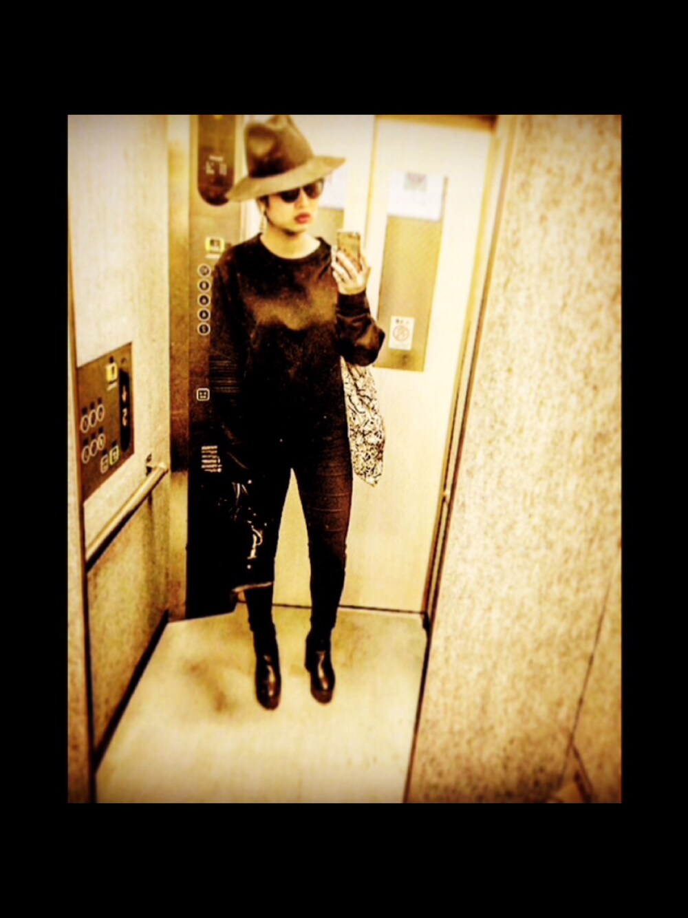 「GUCCI、guccisweatshirt、Saint Laurent、ROSE BUD」｜「GUCCIのアイテム（スウェット、ブラック系）」を使った、maicoさん（レディース・174cm）の冬コーディネートの1枚目の写真