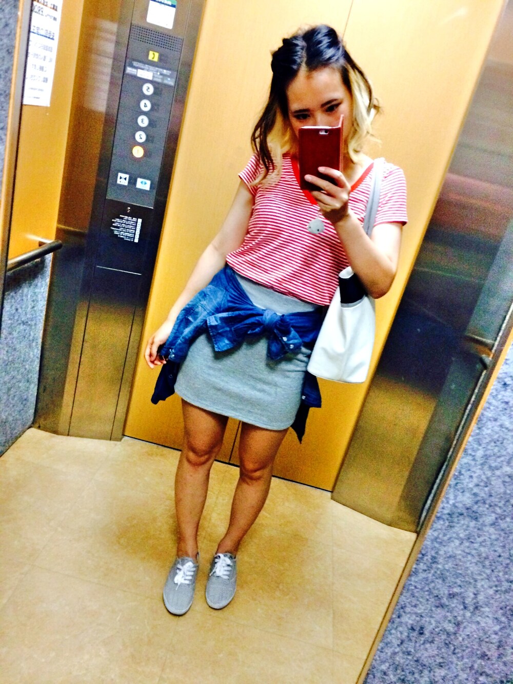 レッド系のTシャツ/カットソーを着用したレディースの夏コーディネートの1枚目の写真