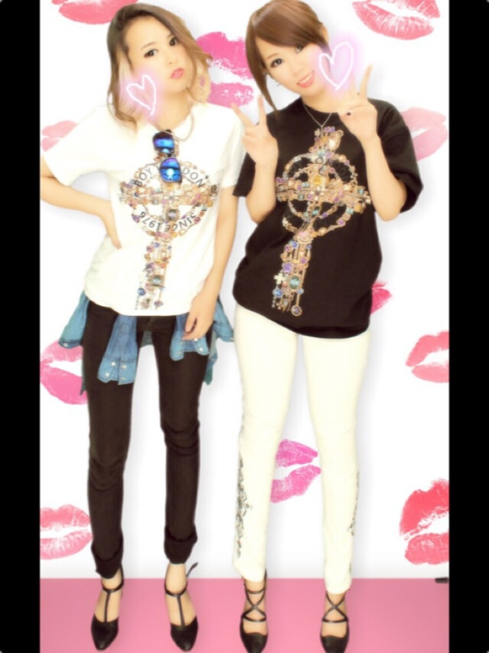 ホワイト系のTシャツ/カットソーを着用したレディースの夏コーディネートの1枚目の写真