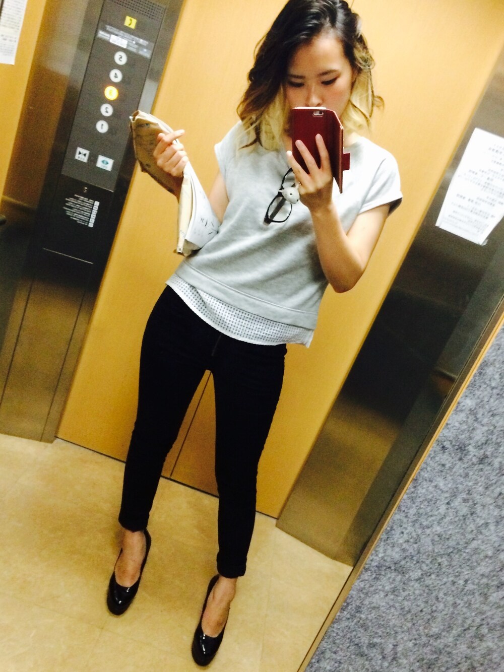 グレー系のTシャツ/カットソー、ブラック系のその他パンツを着用したレディースの夏コーディネートの1枚目の写真