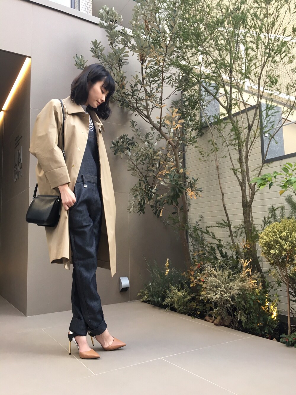 「デニム、オールインワン、ステンカラーコート、ボーダー、ミニバッグ」｜「08sircusのアイテム（ジャケット/アウター、ベージュ系）」を使った、AYAKATAMURAさん（レディース・151cm）の冬コーディネートの1枚目の写真