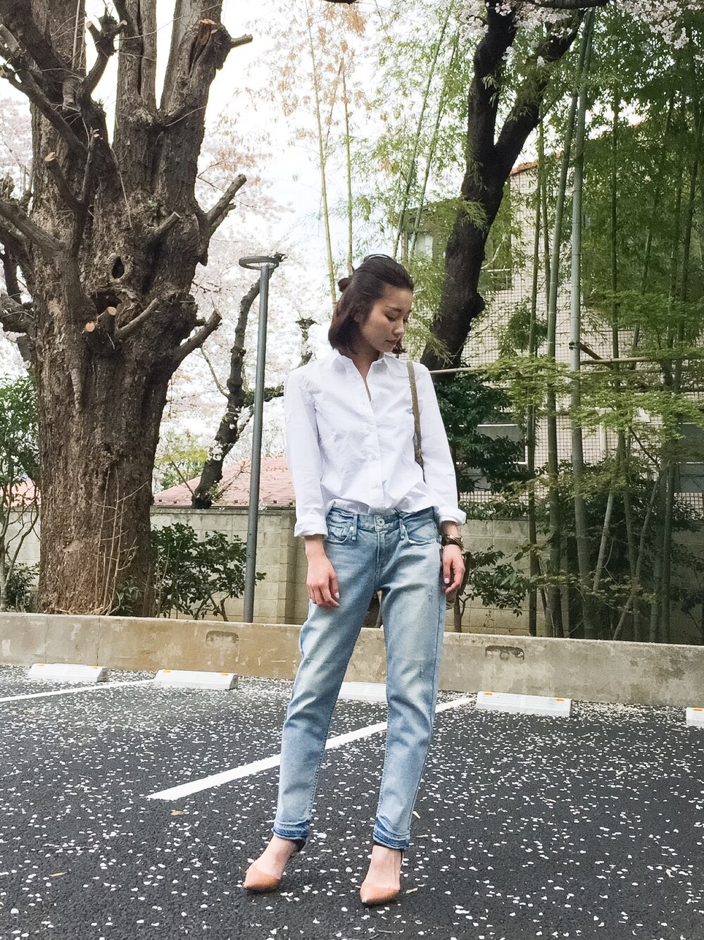 「シャツスタイル、デニム、シンプル、カジュアル」｜「upperhightsのupper hights（アッパーハイツ）カットオフデニム（デニムパンツ、ブルー系）」を使った、AYAKATAMURAさん（レディース・151cm）の春コーディネートの1枚目の写真