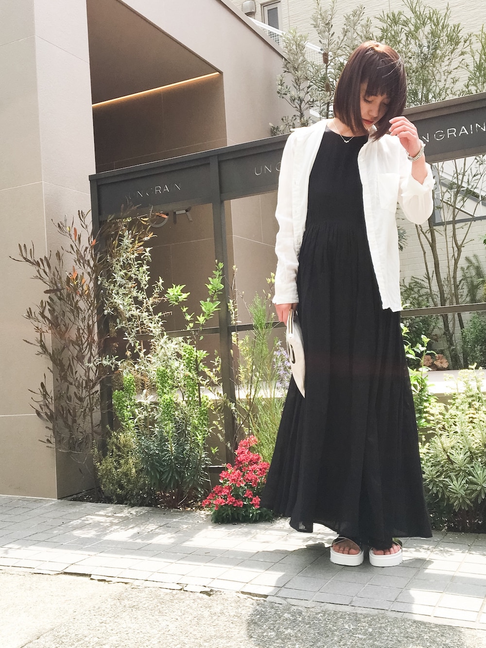 「カジュアル、シンプル、シャツスタイル、リラックススタイル」｜「YANUKのYANUK（ヤヌーク）スタンダードダブルフェイスシャツ（シャツ/ブラウス、ホワイト系）」を使った、AYAKATAMURAさん（レディース・151cm）の春コーディネートの1枚目の写真