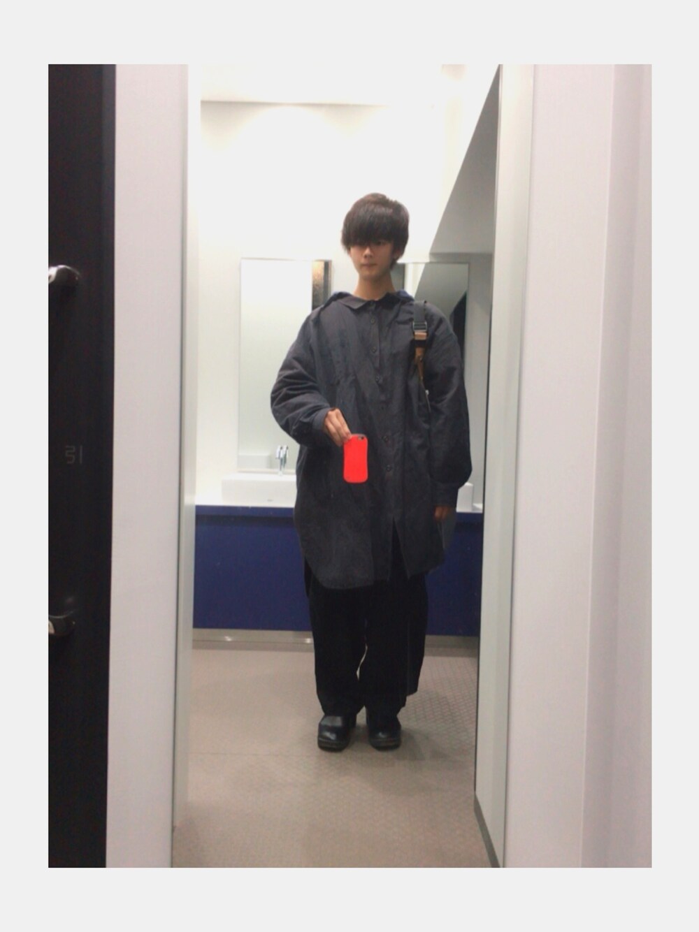 「モノトーンコーデ、黒、ビッグシルエット、大学生、とりあえず、人気タグつけてみた、柴犬、ほしいな」｜「WhoWhatのアイテム（バッグ、シルバー系）」を使った、ぺんさん（メンズ・180cm）の秋コーディネートの1枚目の写真