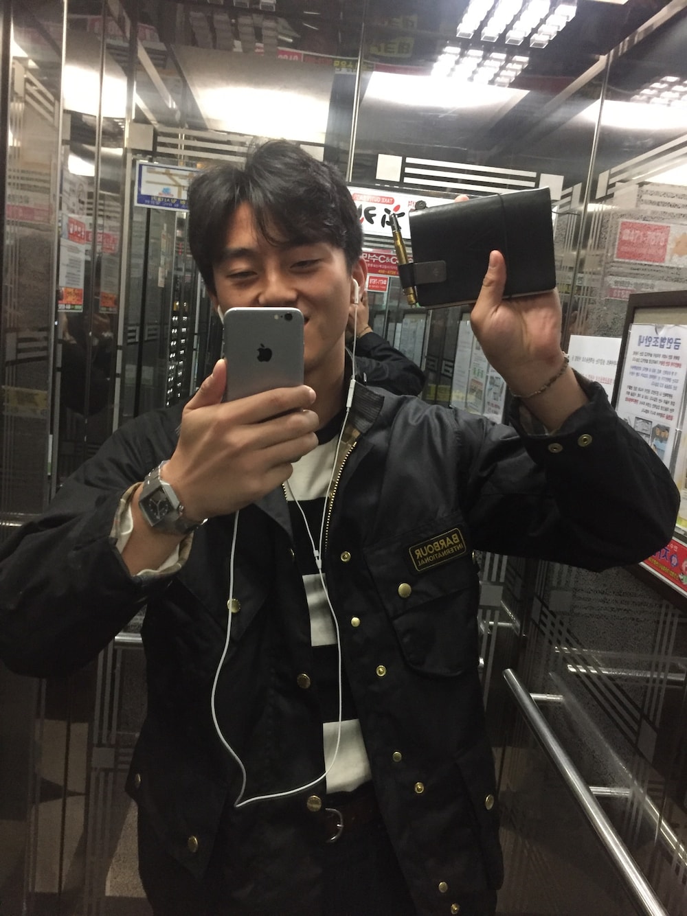 「barbour」｜「Barbourのアイテム（ジャケット/アウター、ブラック系）」を使った、Chang Hwan Choiさん（メンズ・180cm）の秋コーディネートの1枚目の写真