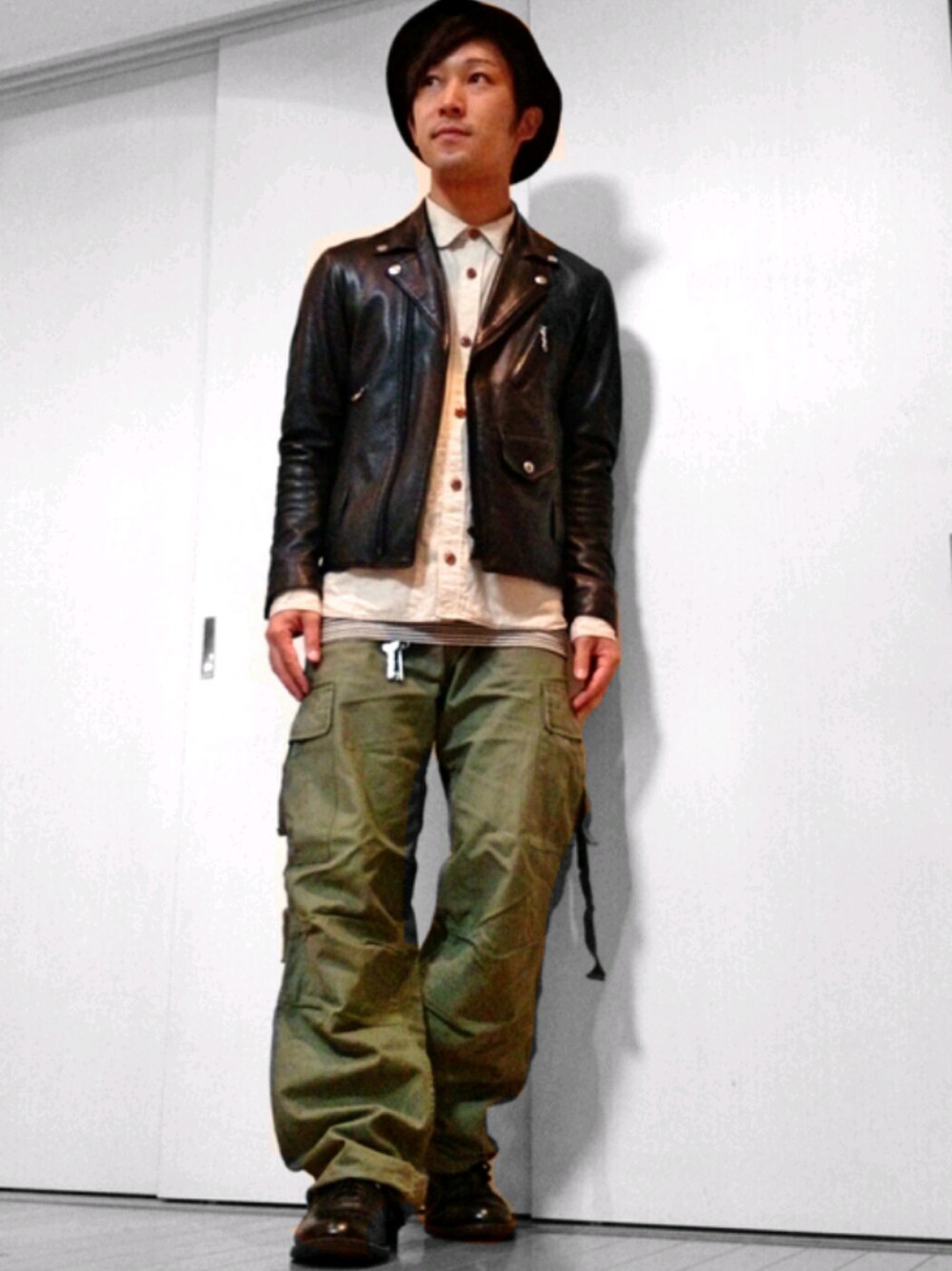 「カーキのカーゴパンツ、ダブルライダース、Aライン、レザージャケット、黒ハット、ワイドパンツ」｜「2007年の2007年の私（その他、ホワイト系）」を使った、H.Kさん（メンズ・167cm）の秋コーディネートの1枚目の写真