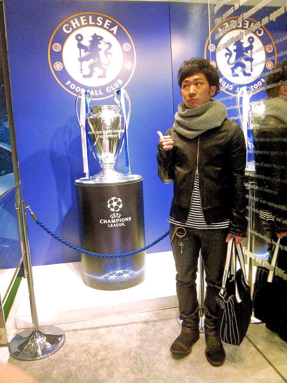 ブラック系のその他アウター、ニット/セーター、ブルー系のデニムパンツを着用したメンズの冬コーディネートの1枚目の写真