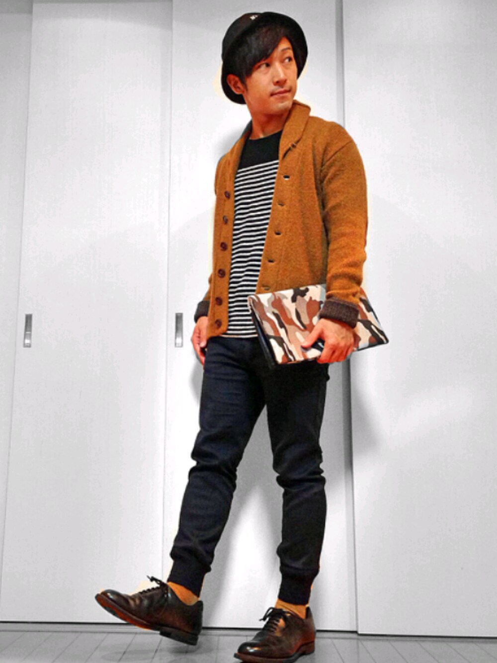 ブルー系のスラックス、イエロー系のその他アウター、ブラック系のドレスシューズを着用したメンズの冬コーディネートの1枚目の写真