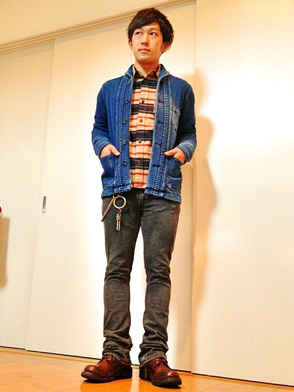 「ウールシャツ、カバーオール、ブーツカットパンツ、編み上げブーツ、デニムカーディガン」｜「LUKA&jeanのインディゴ裏毛 デッキJK（カーディガン/ボレロ、ブルー系）」を使った、H.Kさん（メンズ・167cm）の冬コーディネートの1枚目の写真