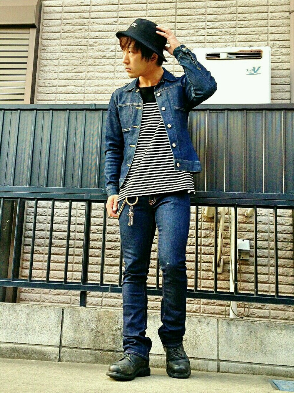 「デニムオンデニム、デニムジャケット、ブーツ、ブーツカットパンツ、バケットハット、ボーダートップス、編み上げブーツ、ルード」｜「TRANCE CONTINENTSのデニムジャケット（デニムジャケット、ブルー系）」を使った、H.Kさん（メンズ・167cm）の春コーディネートの1枚目の写真