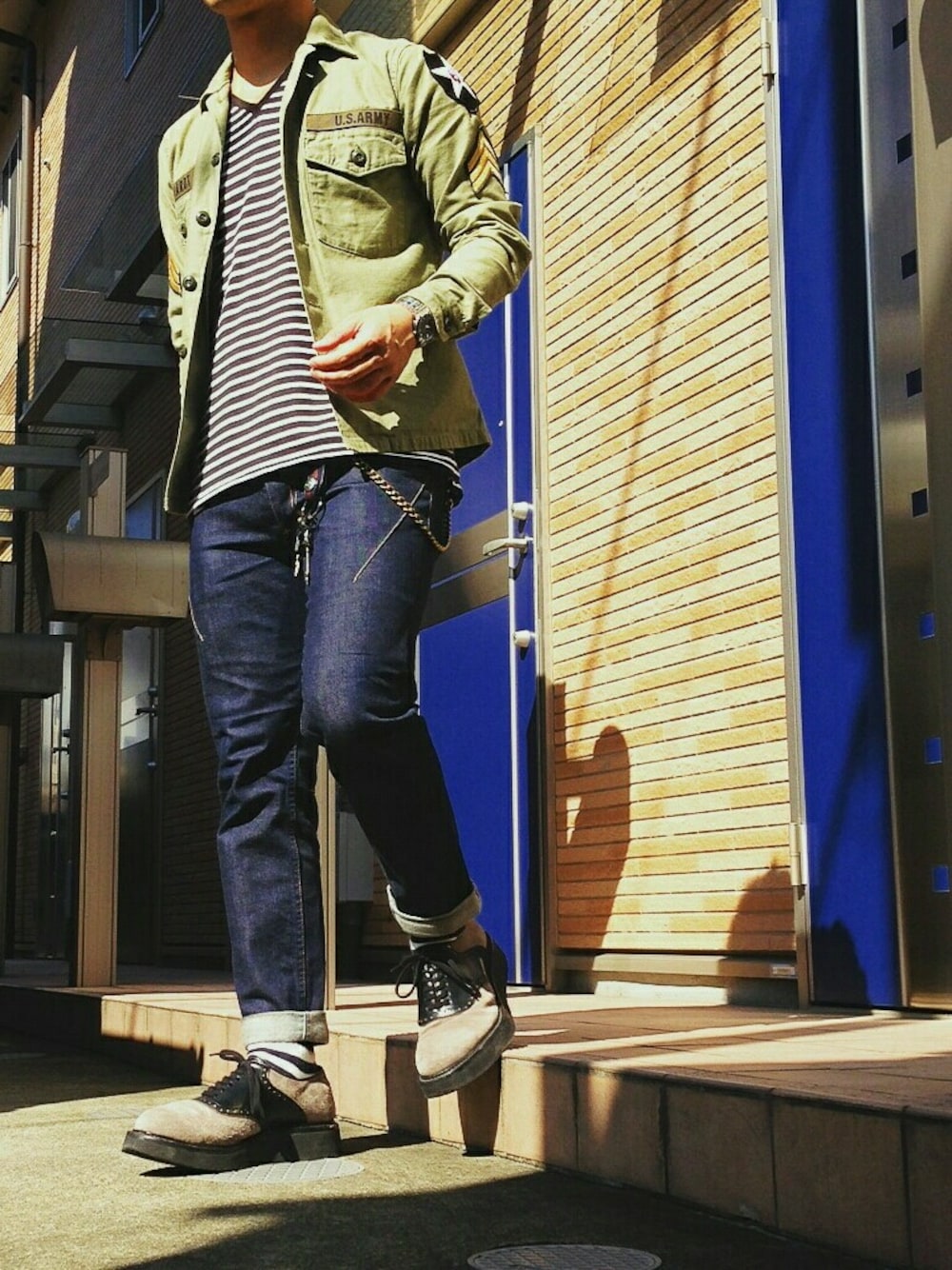 「ミリタリー、ミリタリーシャツ、ボーダー、ボーダートップス、デニム、サドルシューズ、秋のコーデ、秋、シンプル、シンプルコーデ」｜「BURBERRY BLACK LABELのアイテム（トップス、ブラック系）」を使った、H.Kさん（メンズ・167cm）の秋コーディネートの1枚目の写真
