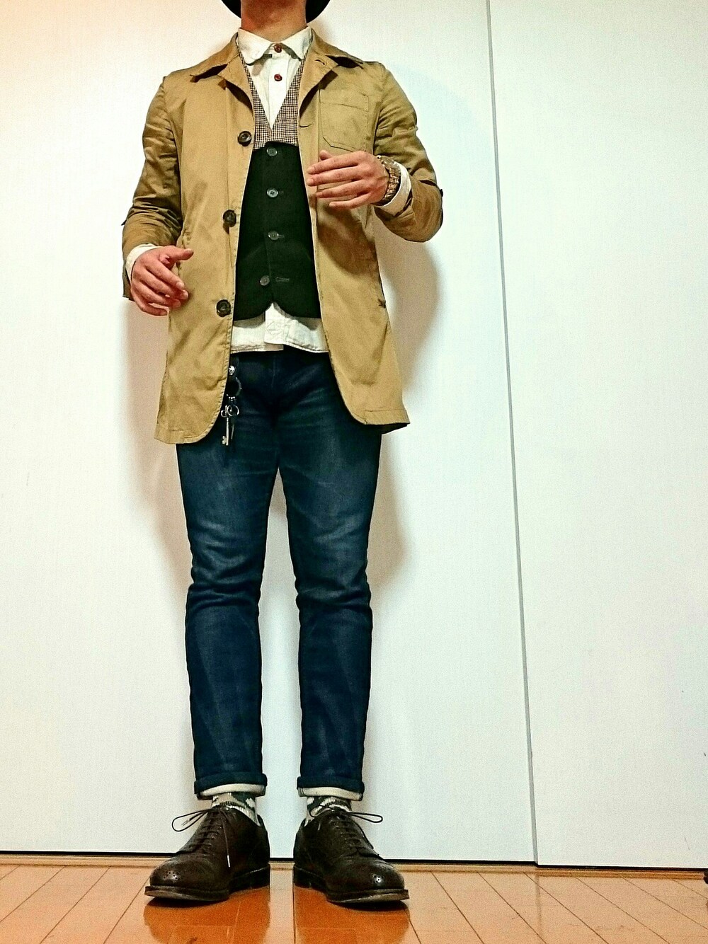 「秋のコーデ、秋服、シンプル、ショップコート、スキニーデニム、カモフラ、革靴、シャツスタイル、ベスト」｜「foot the coacherのアイテム（シューズ、ブラウン系）」を使った、H.Kさん（メンズ・167cm）の秋コーディネートの1枚目の写真