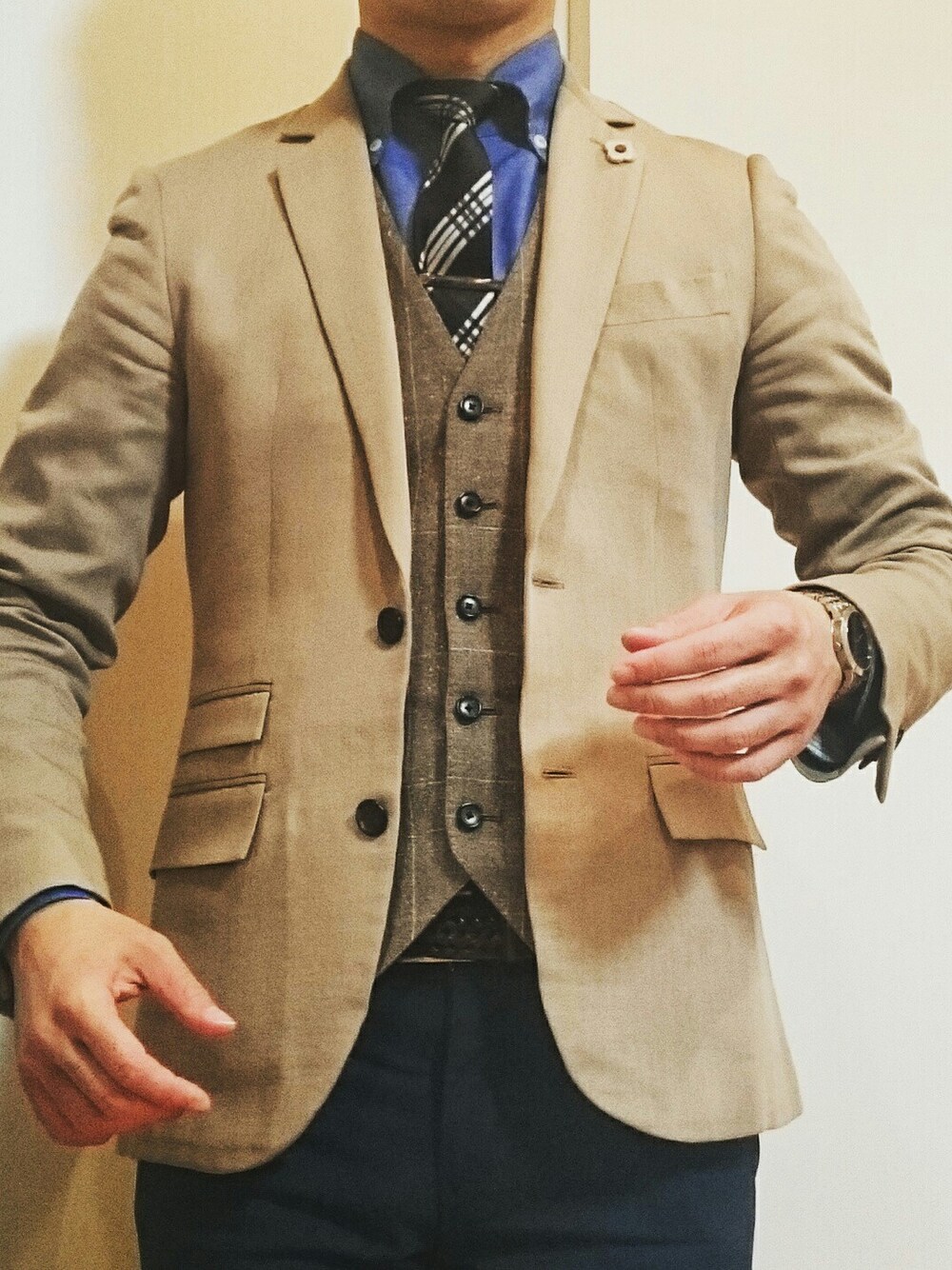 「ジャケパン、スーツスタイル、ビジネススタイル、スラックス、ネクタイ、ベスト、ブートニエール」｜「BURBERRY BLACK LABELのアイテム（トップス、ブルー系）」を使った、H.Kさん（メンズ・167cm）の冬コーディネートの1枚目の写真