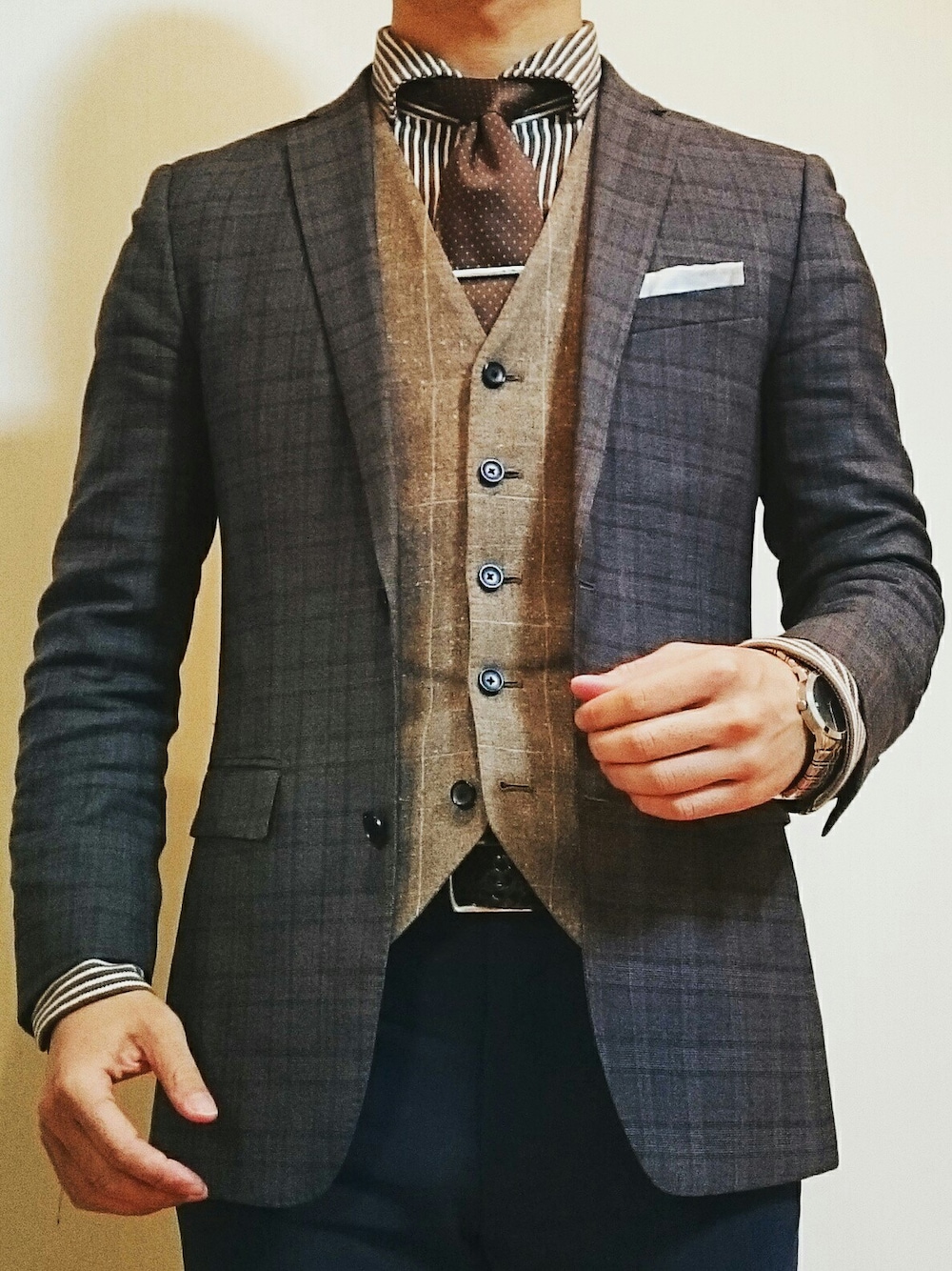 「シンプルコーデ、スーツスタイル、ジャケパン、ビジネススタイル、ネクタイ、スリーピース、ベスト、スラックス」｜「BURBERRY BLACK LABELのBURBERRYチェックジャケット（スーツジャケット、グレー系）」を使った、H.Kさん（メンズ・167cm）の冬コーディネートの1枚目の写真