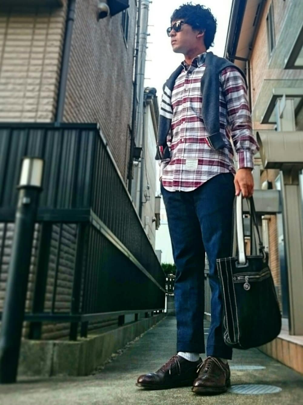 「秋コーデ、きれいめカジュアル、休日スタイル、デニム、チェックシャツ、カーディガン、デニムスラックス、革靴、サングラス、シンプル」｜「THOM BROWNEのアイテム（シャツ/ブラウス、レッド系）」を使った、H.Kさん（メンズ・167cm）の秋コーディネートの1枚目の写真