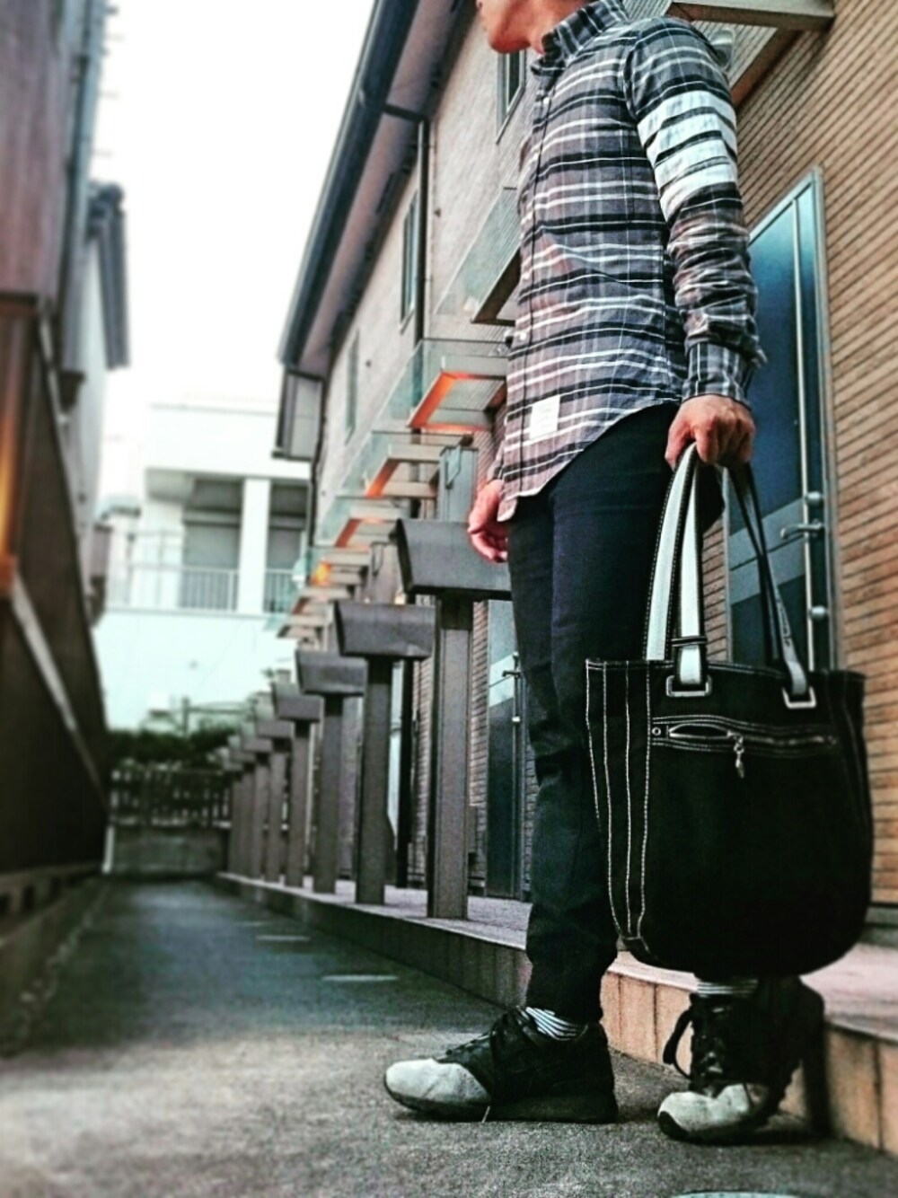 「秋のコーデ、休日スタイル、スニーカー、ootd、チェックシャツ、リブパンツ、ハイテクスニーカー、トートバッグ、シンプル」｜「THOM BROWNEのアイテム（シャツ/ブラウス、グレー系）」を使った、H.Kさん（メンズ・167cm）の秋コーディネートの1枚目の写真