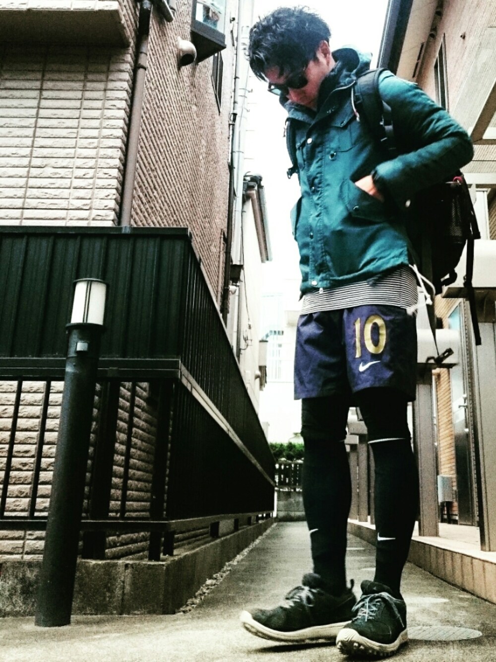 「秋冬、カジュアル、大人カジュアル、ootd、アウトドアスタイル、登山、スニーカー、マウンテンパーカー、インナーダウン、レイヤードスタイル」｜「N.HOOLYWOODのダウンジャケット（ダウンジャケット/コート、ブラック系）」を使った、H.Kさん（メンズ・167cm）の秋コーディネートの1枚目の写真
