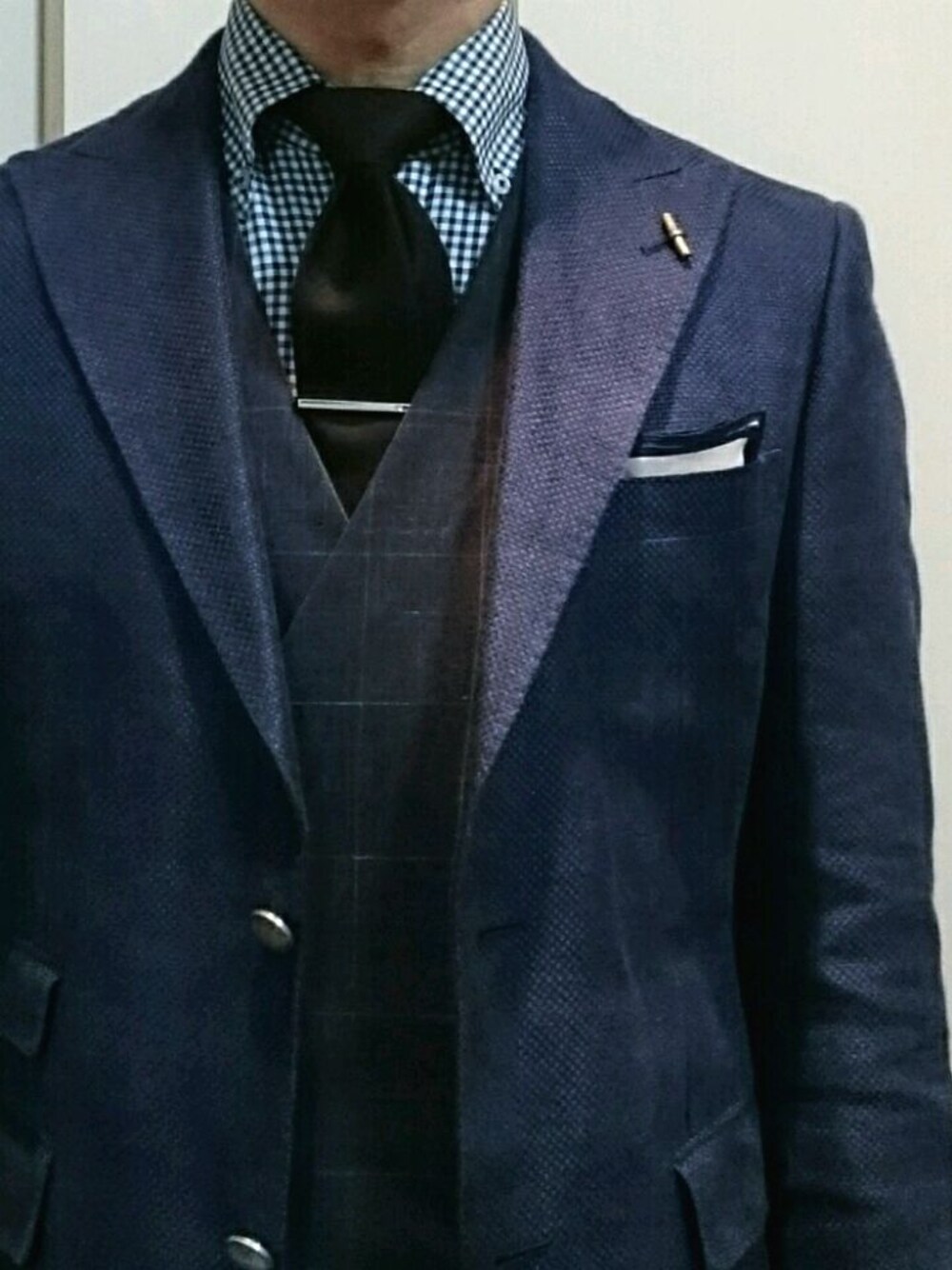 「ootd、スーツスタイル、スーツ、ジャケパン、ビジネススタイル、スリーピース、ボタンダウンシャツ、ギンガムチェック、ウールタイ」｜「SUITSELECTのダブルベスト（ベスト、ブルー系）」を使った、H.Kさん（メンズ・167cm）の秋コーディネートの1枚目の写真