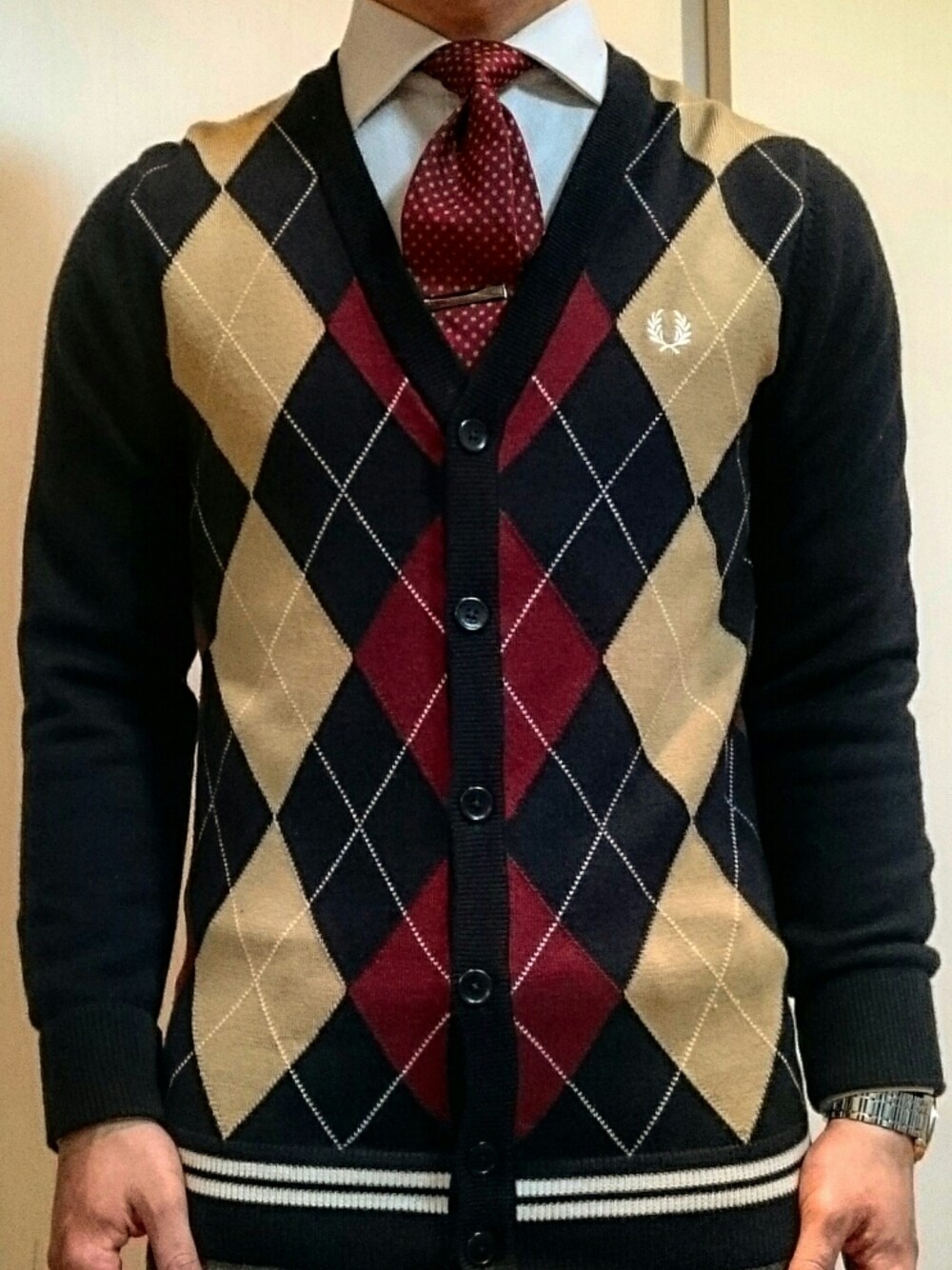 「スーツスタイル、スーツ、ビジネススタイル、冬、冬コーデ、シンプル、アーガイル柄、カーディガン、ネクタイ」｜「FRED PERRYのTipped Argyle Cardigan（カーディガン/ボレロ、ブルー系）」を使った、H.Kさん（メンズ・167cm）の冬コーディネートの1枚目の写真