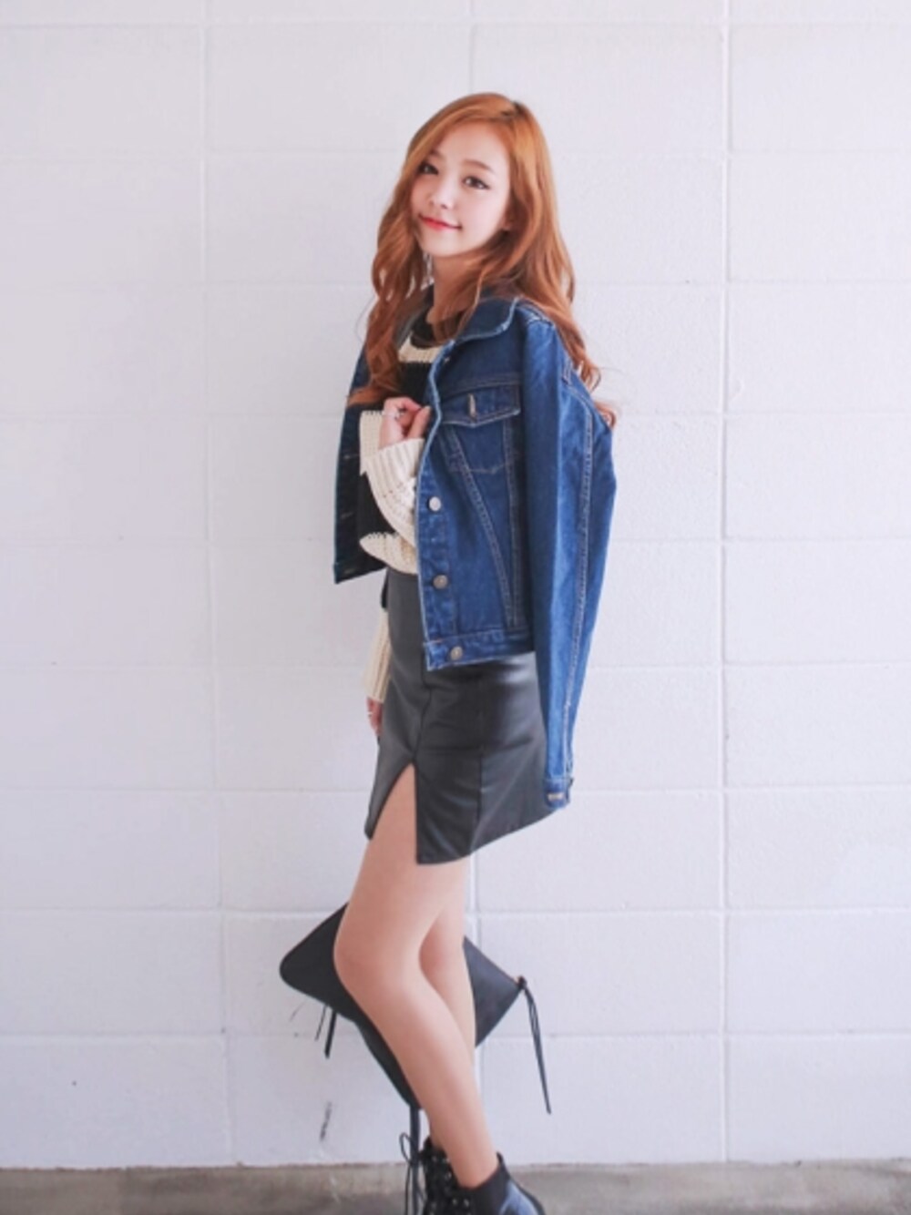 ブラック系のその他シューズ、ブラック系のスカート、ブラック系のニット/セーターを着用したレディースの冬コーディネートの1枚目の写真