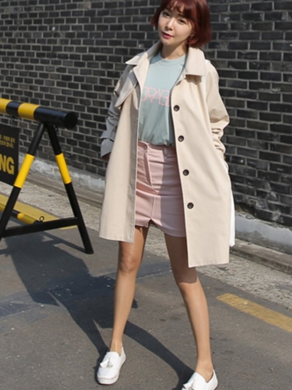 「trench coat、skirt、Tshirts、korea、daily look、korea style、daily、codi」｜「솔직한그녀 트렌치코트（トレンチコート、その他）」を使った、큐니걸스さん（レディース・163cm）の春コーディネートの1枚目の写真