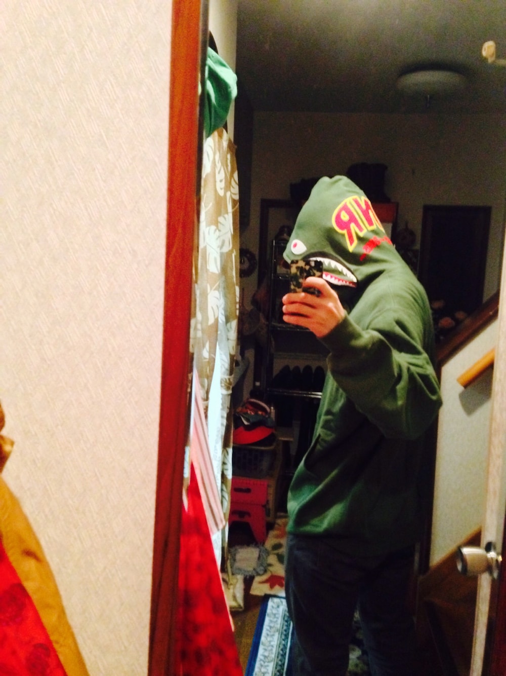 グレー系のチノパンツを着用したメンズの春コーディネートの1枚目の写真