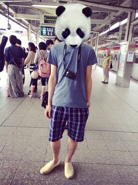 「H&M（エイチ・アンド・エム）のアイテム（Tシャツ/カットソー、ブルー系）」を使った、R25さん（メンズ）の夏コーディネート