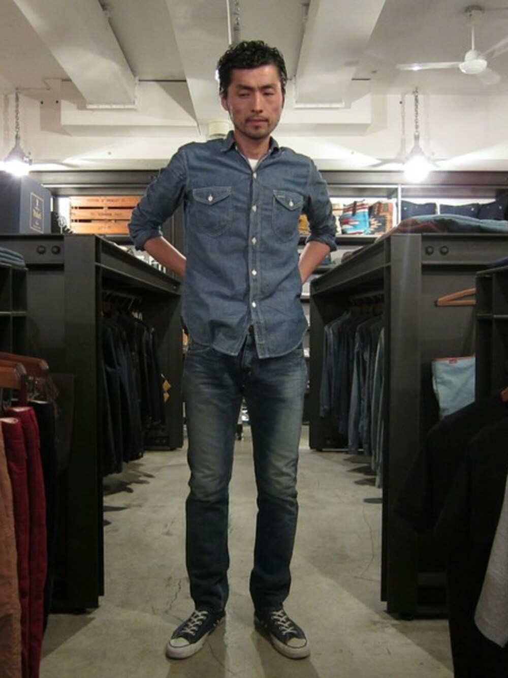 ブルー系のシャツ/ブラウス、ブルー系のデニムパンツを着用したメンズの夏コーディネートの1枚目の写真