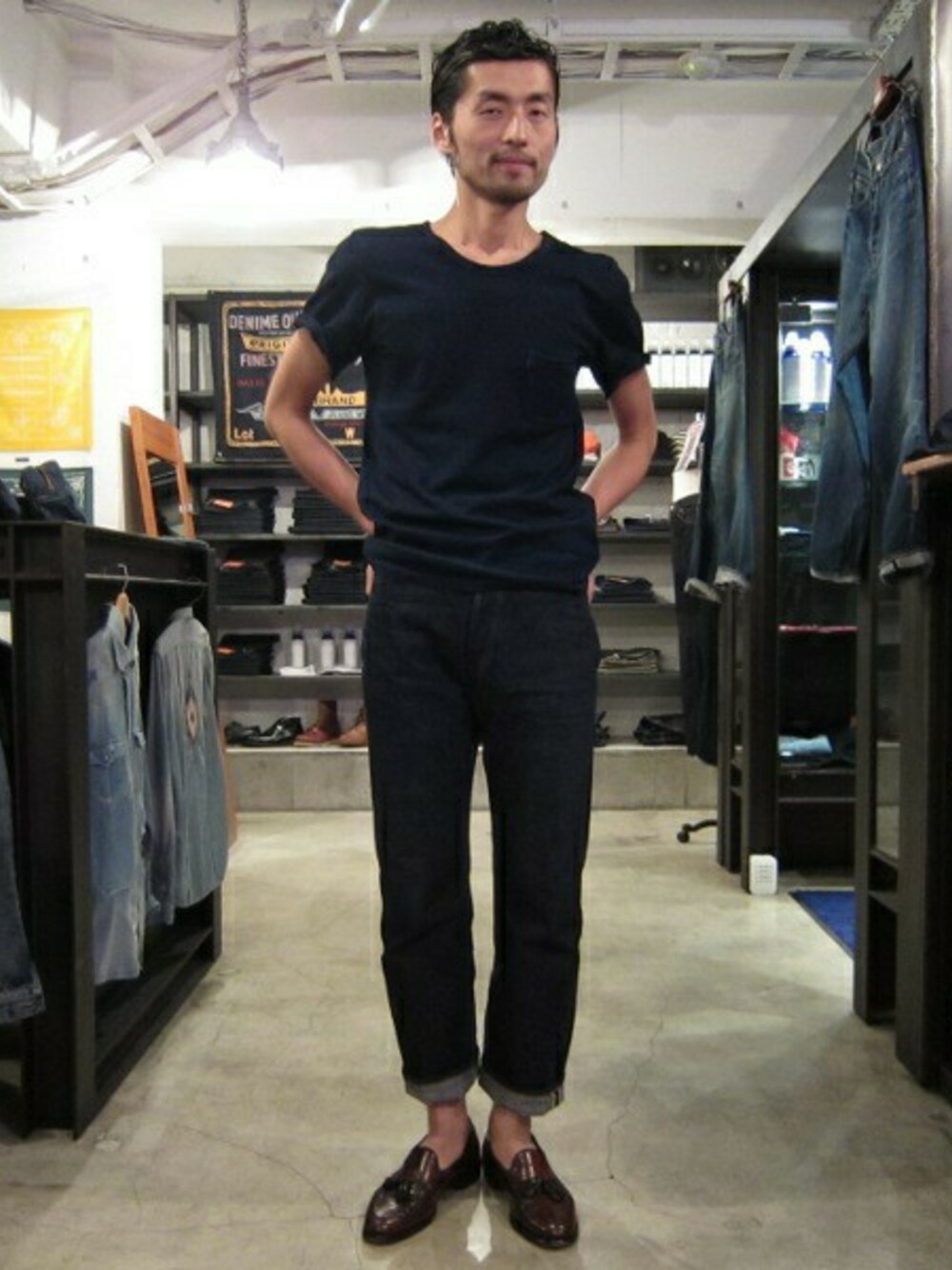 ブルー系のデニムパンツ、ブルー系のTシャツ/カットソーを着用したメンズの夏コーディネートの1枚目の写真