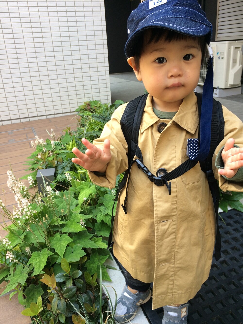 「Leeのアイテム（キャップ、ブルー系）」を使った、Rin &Aiさん（キッズ・80cm）の春コーディネートの1枚目の写真