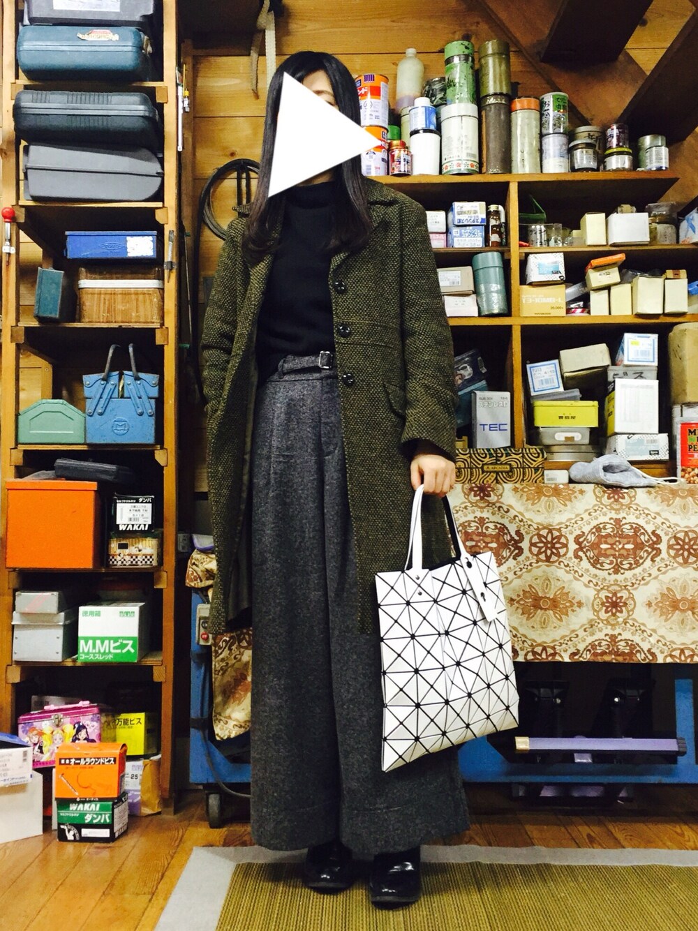 「baobao、ISSEI MIYAKE、ワイドパンツ、ボトルネック」｜「ISSEY MIYAKEのアイテム（トートバッグ、ホワイト系）」を使った、ささこさん（レディース・155cm）の冬コーディネートの1枚目の写真