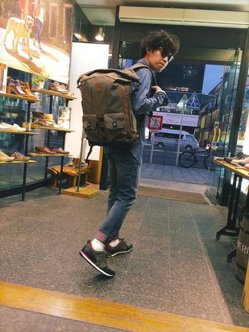 「スニーカー、デニム、バックパック、カモフラ、サングラス、ティンバーランド、白ソックス、Timberland、バッグパック、アフロ」｜「Timberlandのエコーレイク　クアッドベルトデニム（デニムパンツ、ブルー系）」を使った、Yo_c_keyさん（メンズ・170cm）の春コーディネートの1枚目の写真