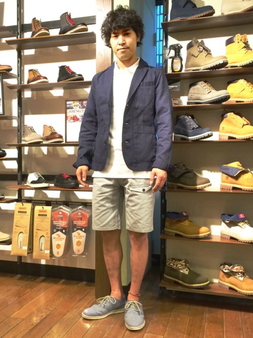 「プレッピー、白、ティンバーランド、青、ショーツ、ポロシャツ、ジャケットスタイル、Timberland、裸足」｜「Timberlandの半袖　ミラーズリバー　ポロシャツ（ポロシャツ、ホワイト系）」を使った、Yo_c_keyさん（メンズ・170cm）の春コーディネートの1枚目の写真