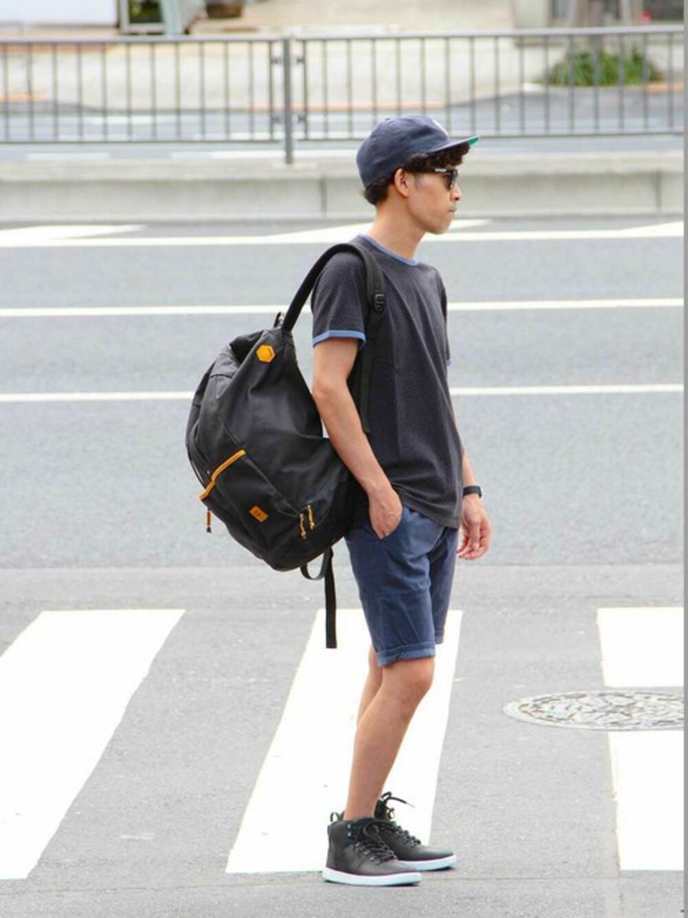 「スニーカー、夏、Tシャツ、ネイビー、ドット、サングラス、NEW ERA、ティンバーランド、Timberland、Oakley」｜「Timberlandのキャノビーレイク　ターンアップ　ショートパンツ（チノパンツ、ブルー系）」を使った、Yo_c_keyさん（メンズ・170cm）の夏コーディネートの1枚目の写真
