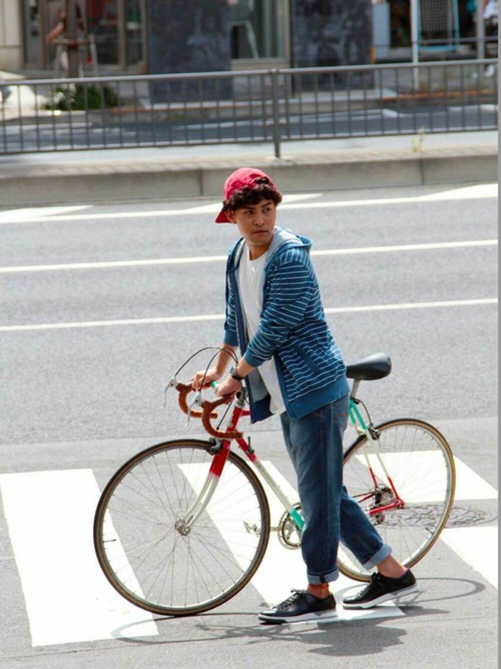 「スニーカー、デニム、パーカー、ネイビー、ティンバーランド、自転車スタイル、Timberland、キャップ後ろかぶり」｜「Timberlandの半袖　ケネベックリバー　バックグラフィック　ティーシャツ（Tシャツ/カットソー、ブルー系）」を使った、Yo_c_keyさん（メンズ・170cm）の夏コーディネートの1枚目の写真