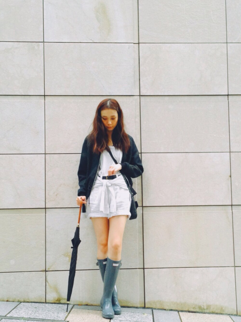 「雨の日コーデ、長靴、3.1 phillip lim」｜「3.1 Phillip Limのtrellis cloque（ブルゾン、グリーン系）」を使った、山野ゆりさん（レディース・161cm）の秋コーディネートの1枚目の写真