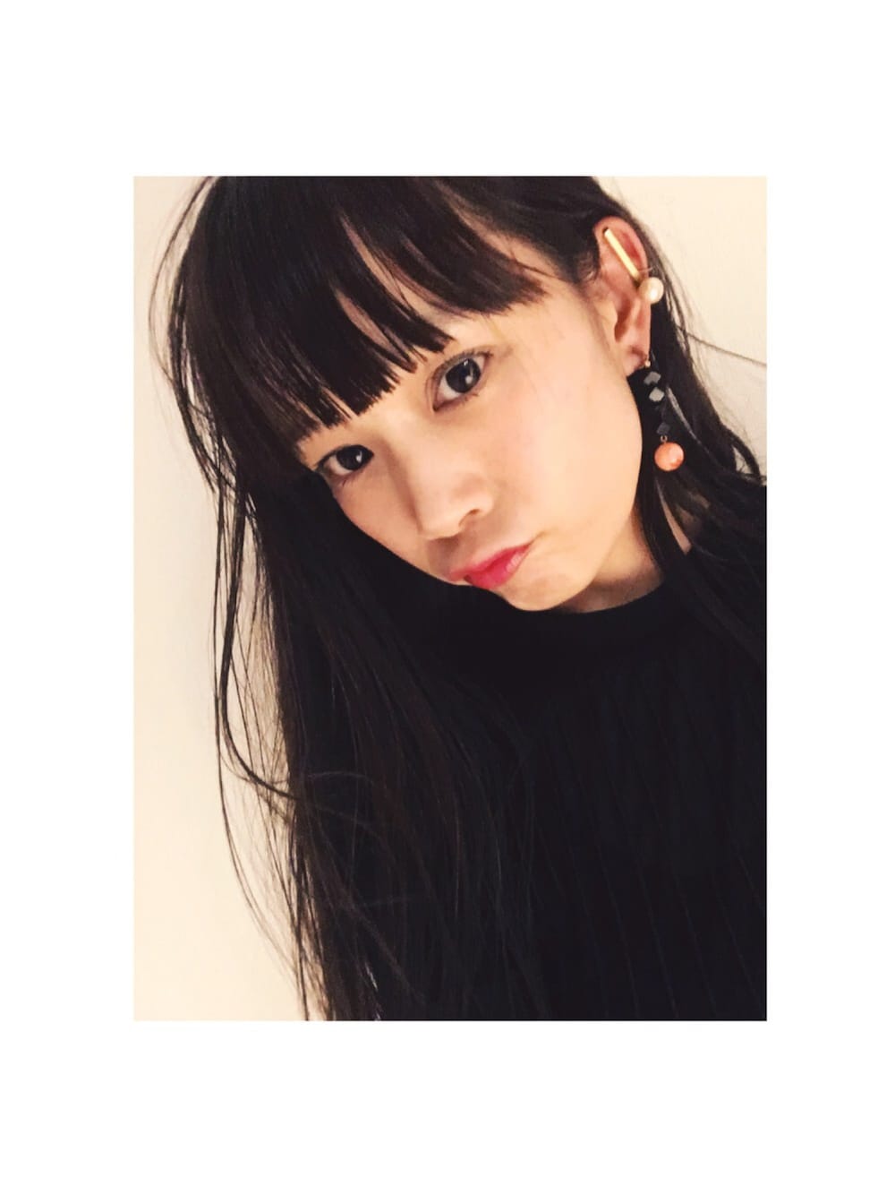 ブラック系のTシャツ/カットソー、ゴールド系のイヤリング、その他のイヤリングを着用したレディースの春コーディネートの1枚目の写真