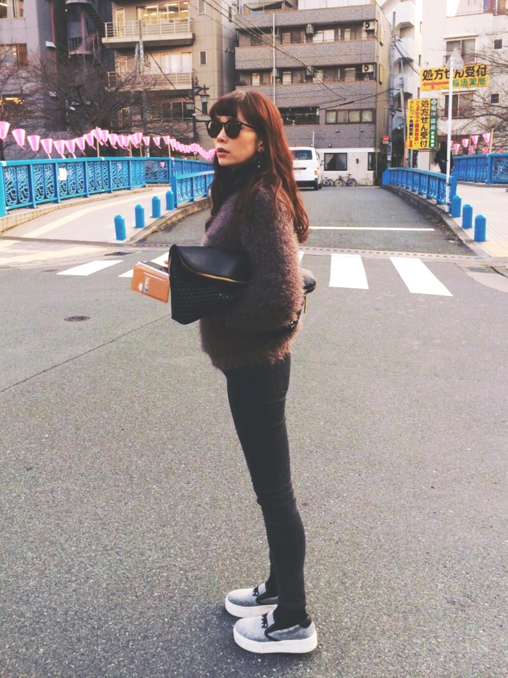 グレー系のスリッポン、ブラック系のデニムパンツを着用したレディースの春コーディネートの1枚目の写真