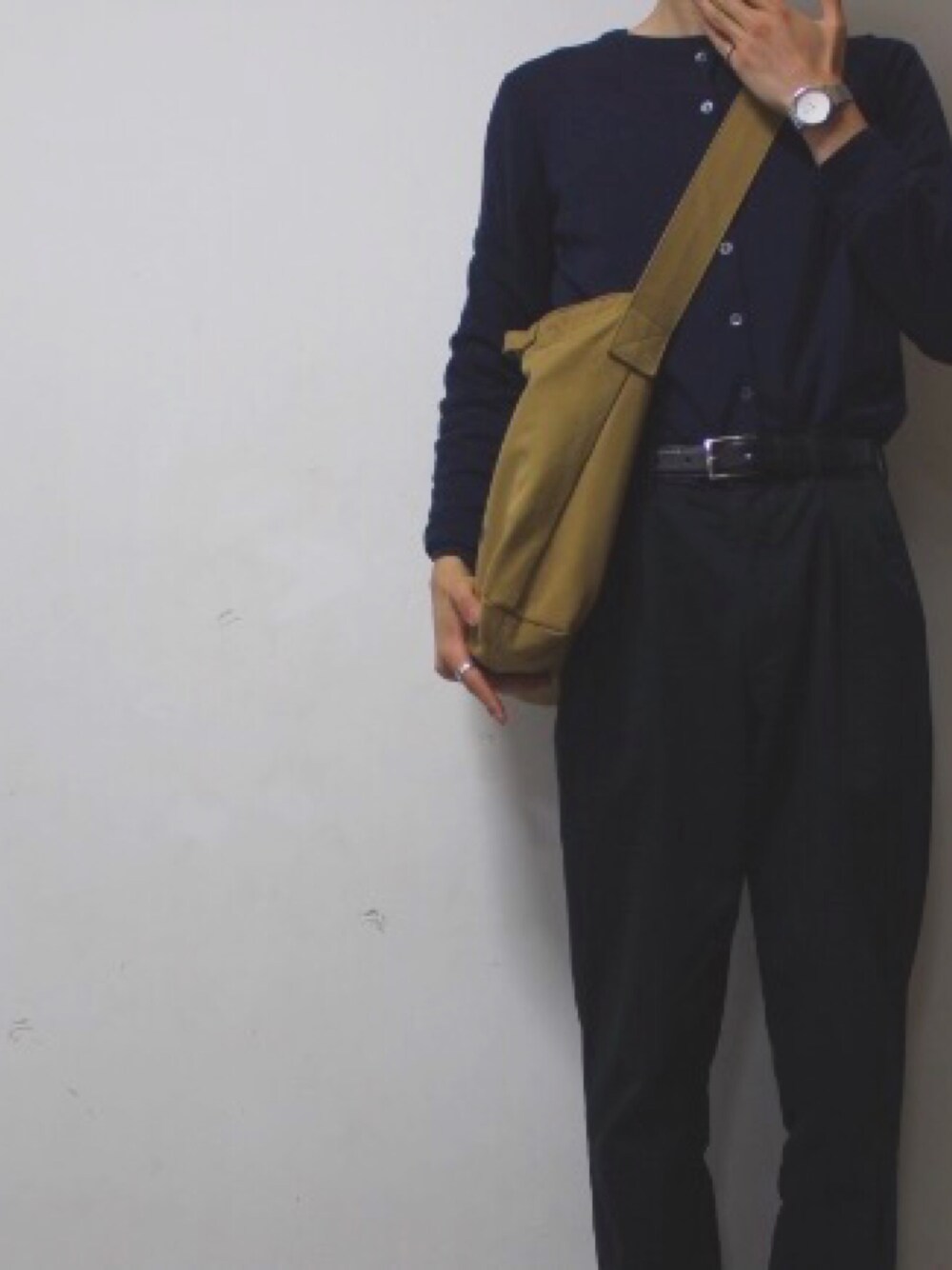 「ユニクロ、UNIQLO、タックイン、スラックス、マーガレット・ハウエル(MARGARET HOWELL)、MHL.、ベーリング、ユニクロコーデ、ユニクロカーディガン」｜「MARGARET HOWELLのアイテム（ショルダーバッグ、ブラウン系）」を使った、けんぞうさん（メンズ・173cm）の春コーディネートの1枚目の写真