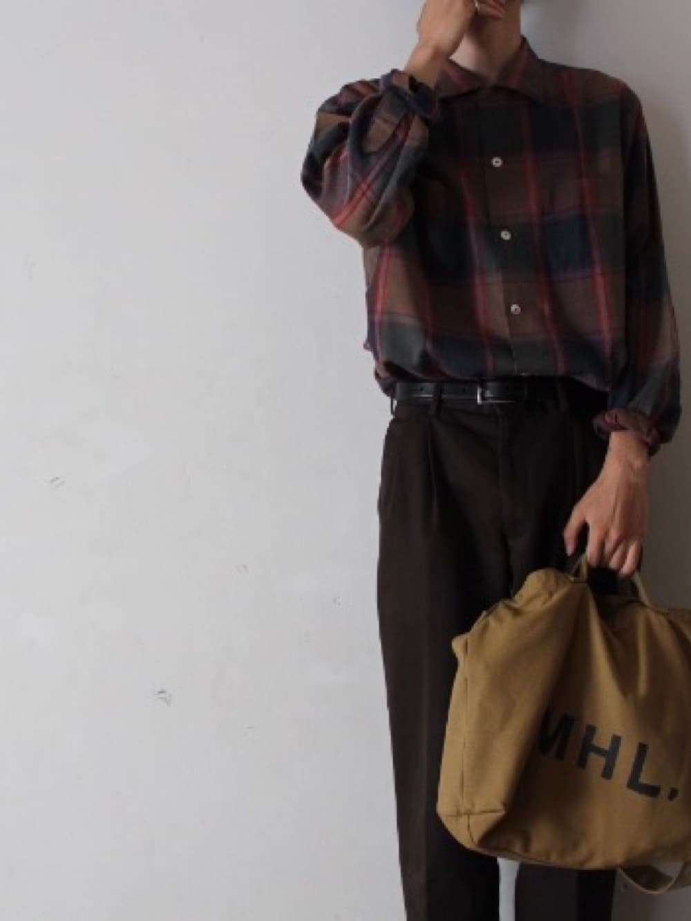 「はるコーデ、ユニクロ、UNIQLO、ユニクロコーデ、スラックス、タックイン、マーガレット・ハウエル(MARGARET HOWELL)、MHL.」｜「UNIQLOのアイテム（スラックス、ブラウン系）」を使った、けんぞうさん（メンズ・173cm）の春コーディネートの1枚目の写真