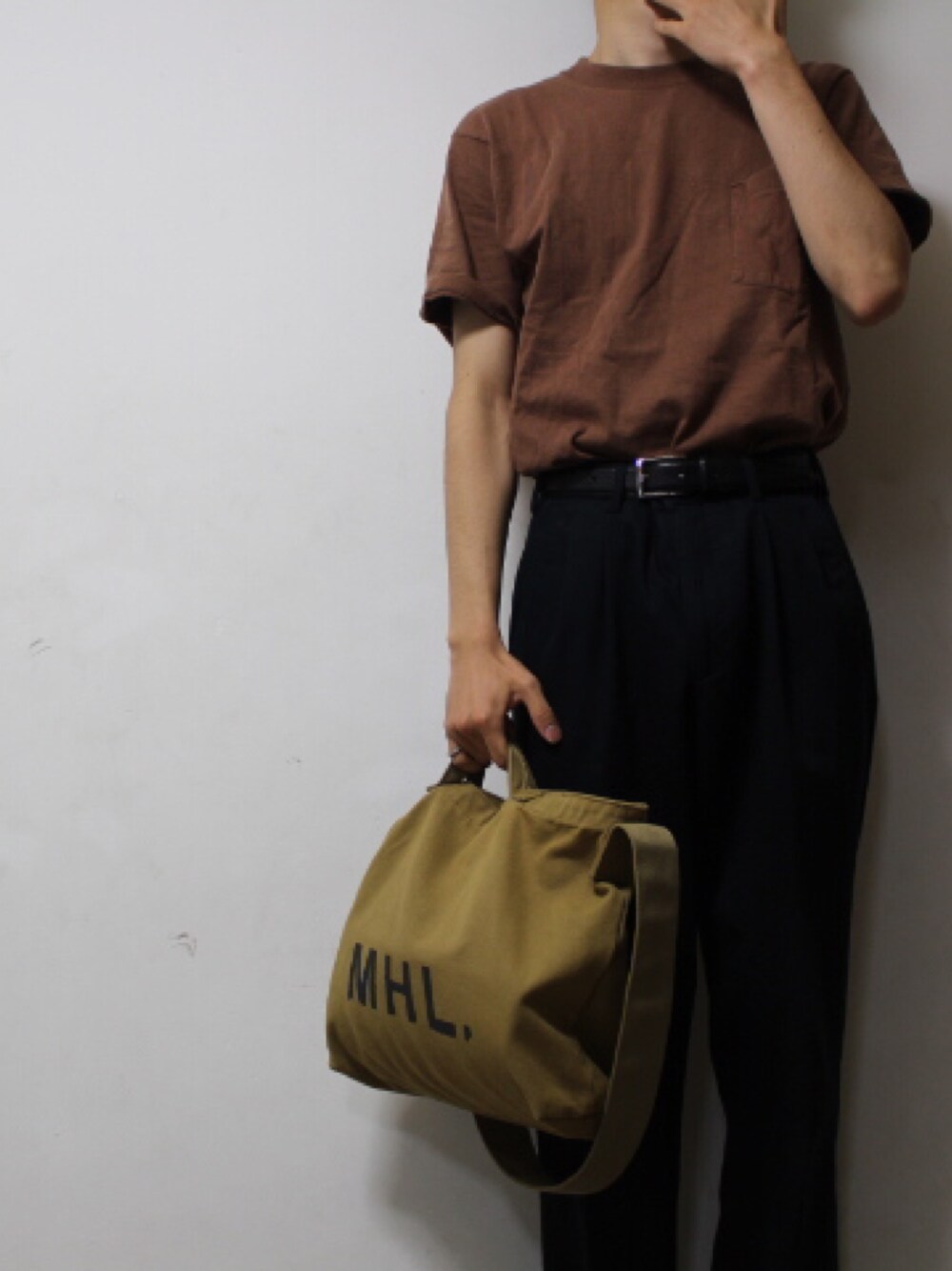 「古着、スラックス、ユニクロ、UNIQLO、タックイン、マーガレット・ハウエル(MARGARET HOWELL)、MHL.」｜「MARGARET HOWELLのアイテム（ショルダーバッグ、ブラウン系）」を使った、けんぞうさん（メンズ・173cm）の春コーディネートの1枚目の写真