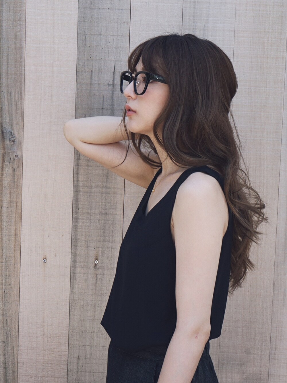 「カジュアルコーデ、ootd、大人コーデ、casual、outfit、タンクトップ」｜「MARQUEのアイテム（Tシャツ/カットソー、ホワイト系）」を使った、仲村美香さん（レディース・157cm）の秋コーディネートの1枚目の写真
