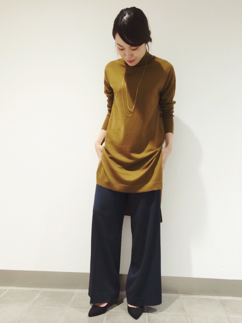 「秋服、ラクチンコーデ、ゴールドアクセ、シンプル、ゆるコーデ、オトナカジュアル、ラフ、パンツスタイル」｜「URBAN RESEARCHのUR メタルビーズネックレス（ネックレス、ゴールド系）」を使った、tammy♡さん（レディース・155cm）の秋コーディネートの1枚目の写真