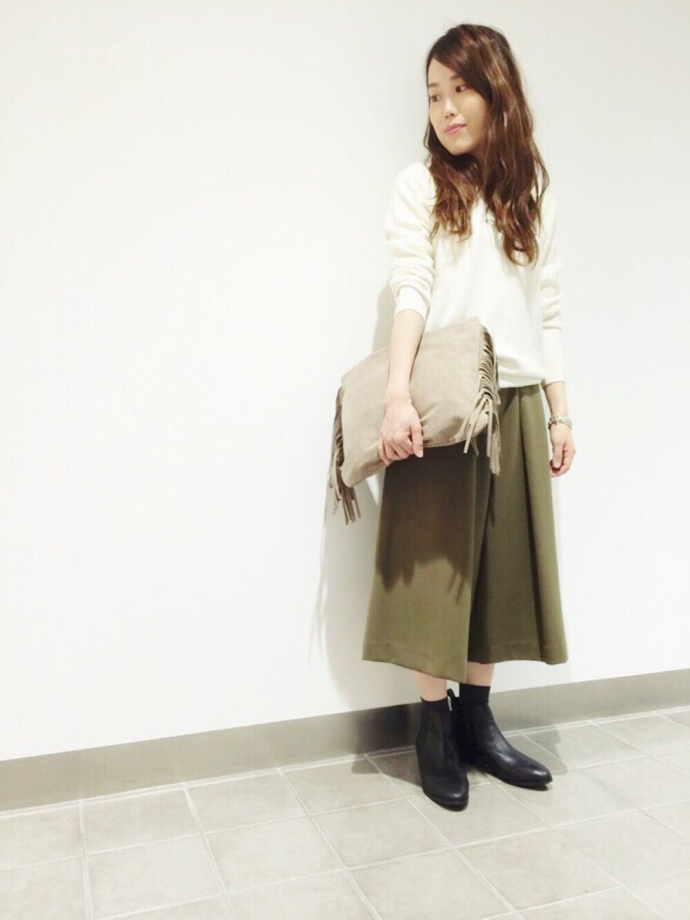「休日スタイル、ラフ、white、ニット、ハイウエスト、らくちん」｜「URBAN RESEARCHのアイテム（ニット/セーター、ホワイト系）」を使った、tammy♡さん（レディース・155cm）の秋コーディネートの1枚目の写真